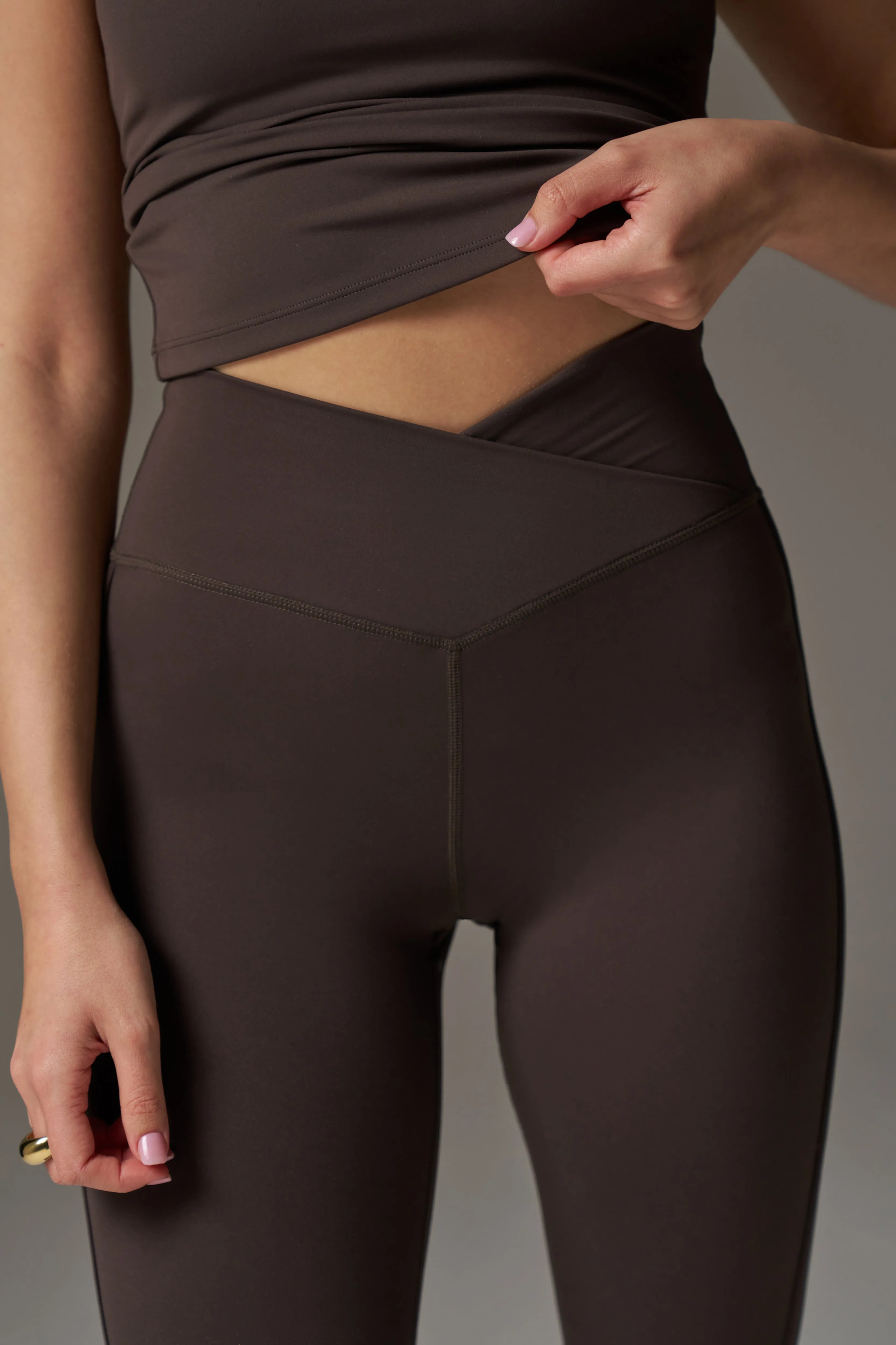 SCULPTING STRETCH CROSSOVER WAISTBAND LEGGINGS - CHOCOLATE