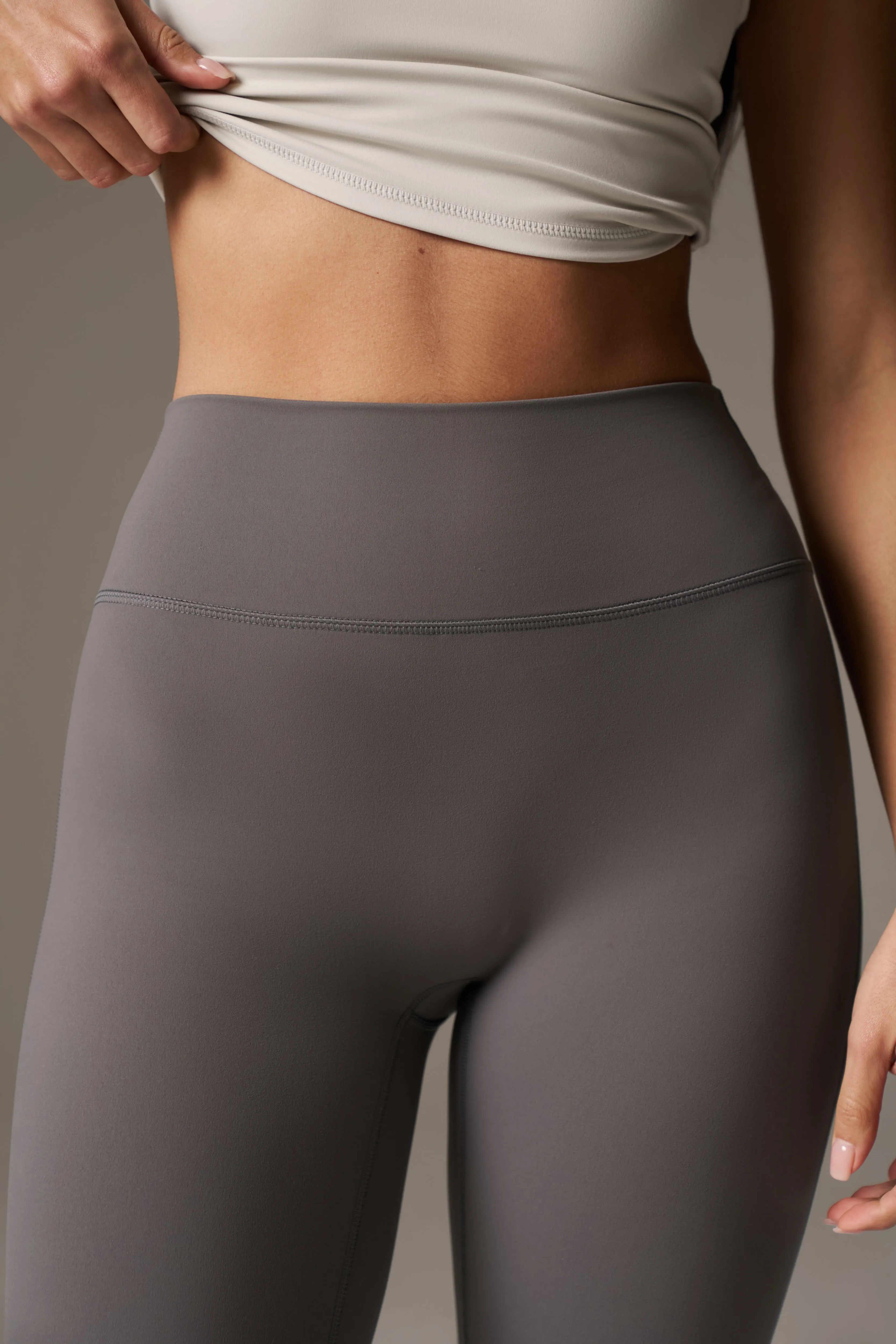 SCULPTING STRETCH EMBLEM LEGGINGS - CHARCOAL