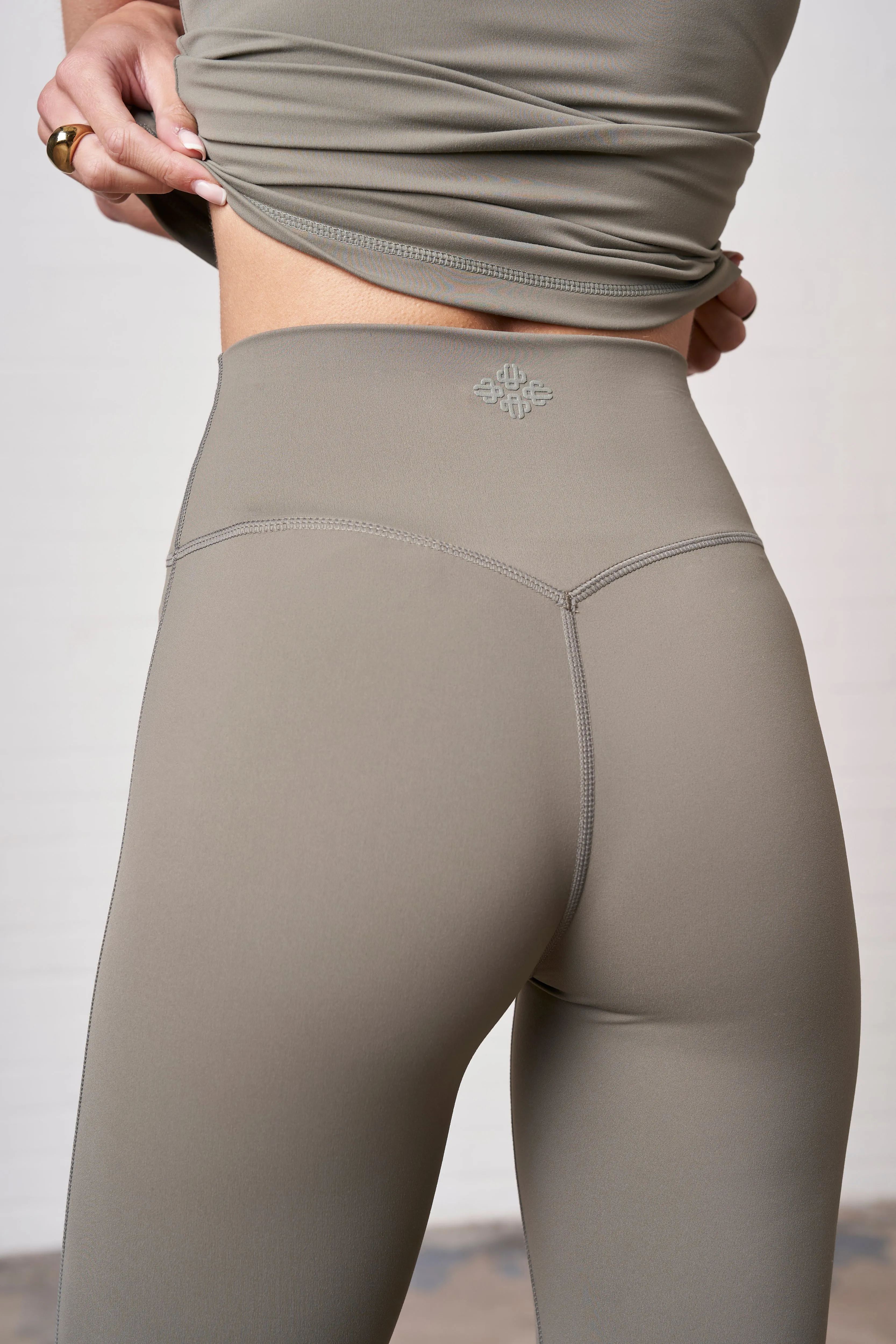 SCULPTING STRETCH EMBLEM LEGGINGS - KHAKI