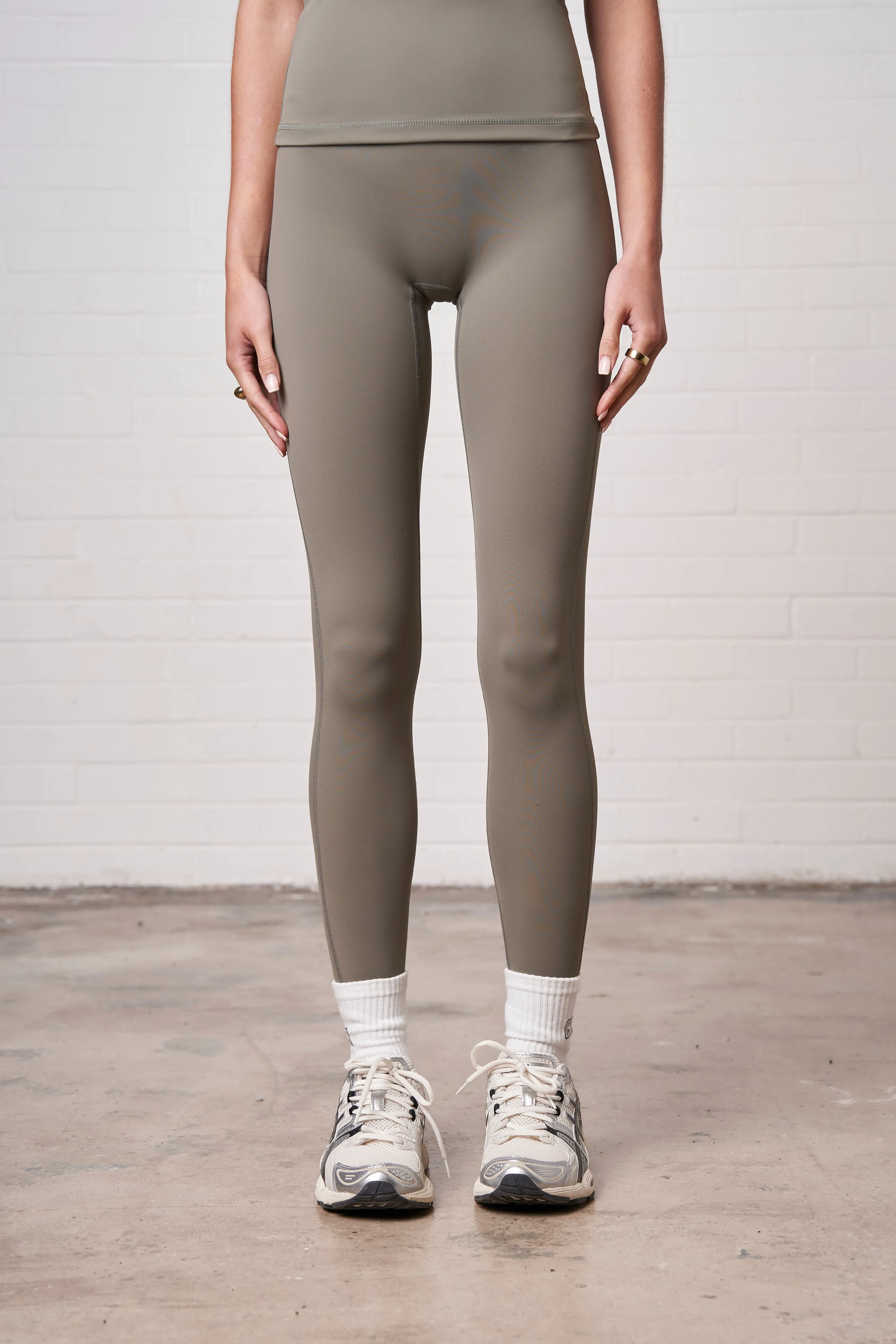 SCULPTING STRETCH EMBLEM LEGGINGS - KHAKI