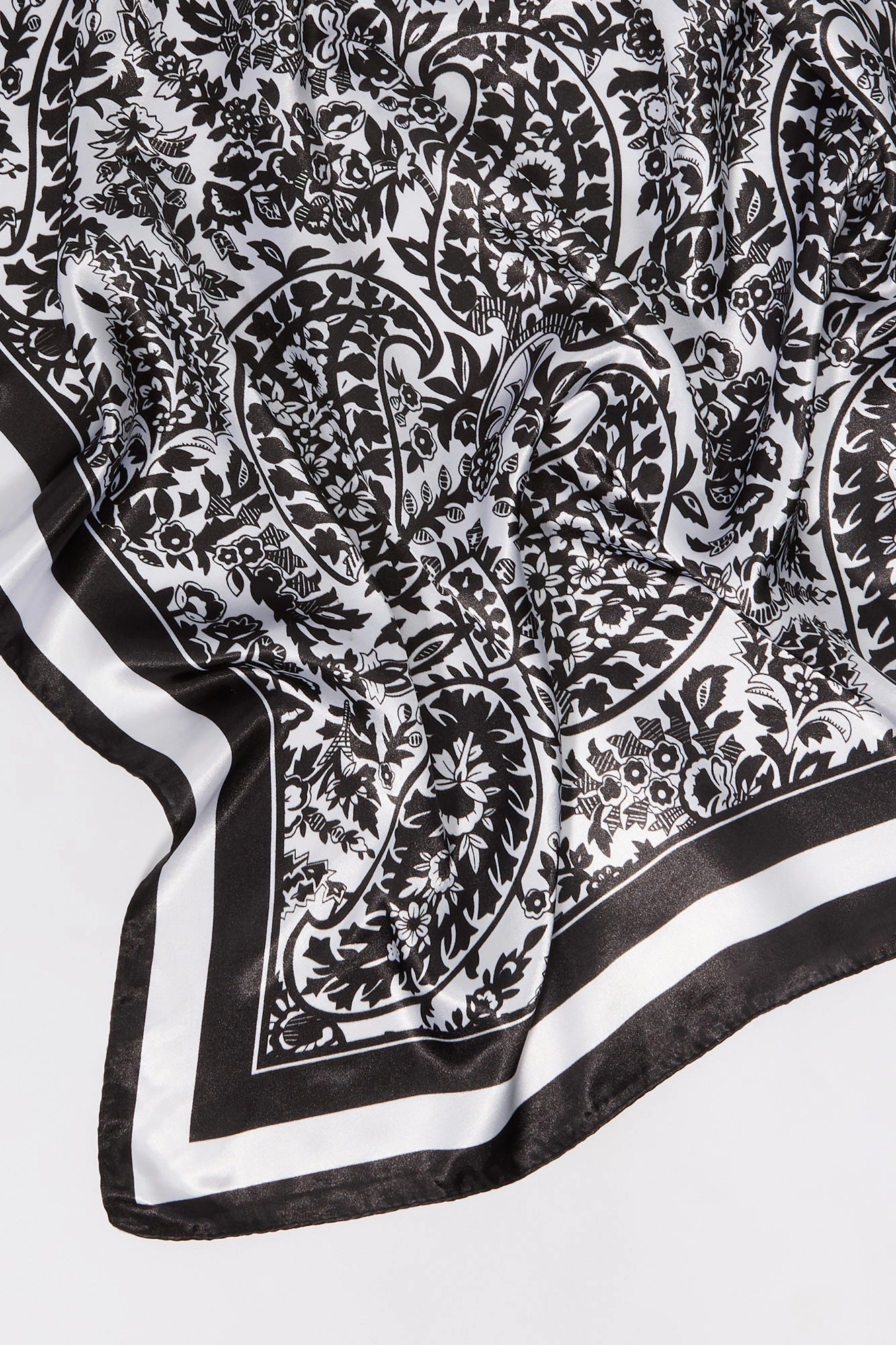 Écharpe en satin fleurie avec motif cachemire