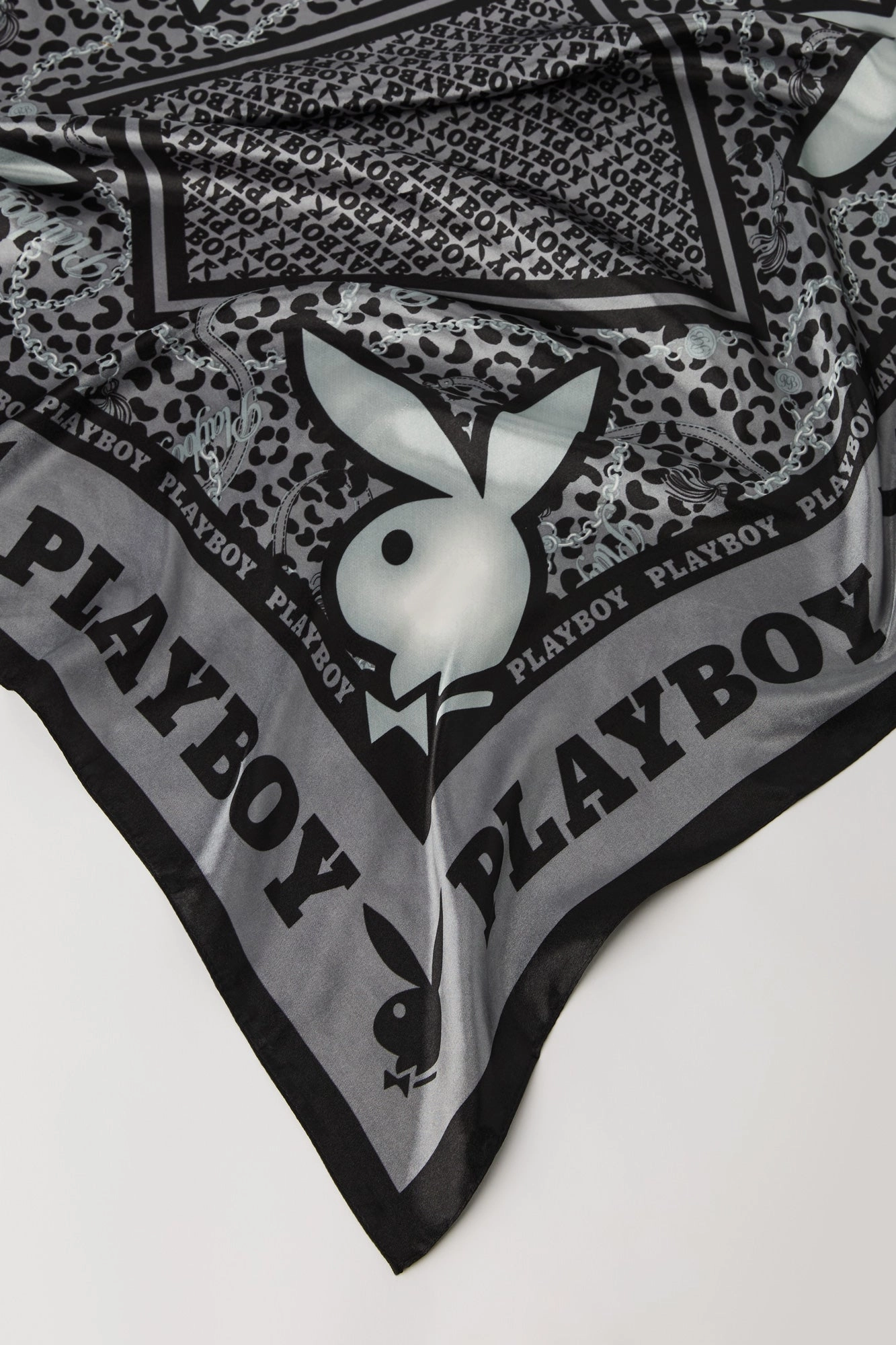 Écharpe multifaçons avec motif cachemire et imprimé Playboy