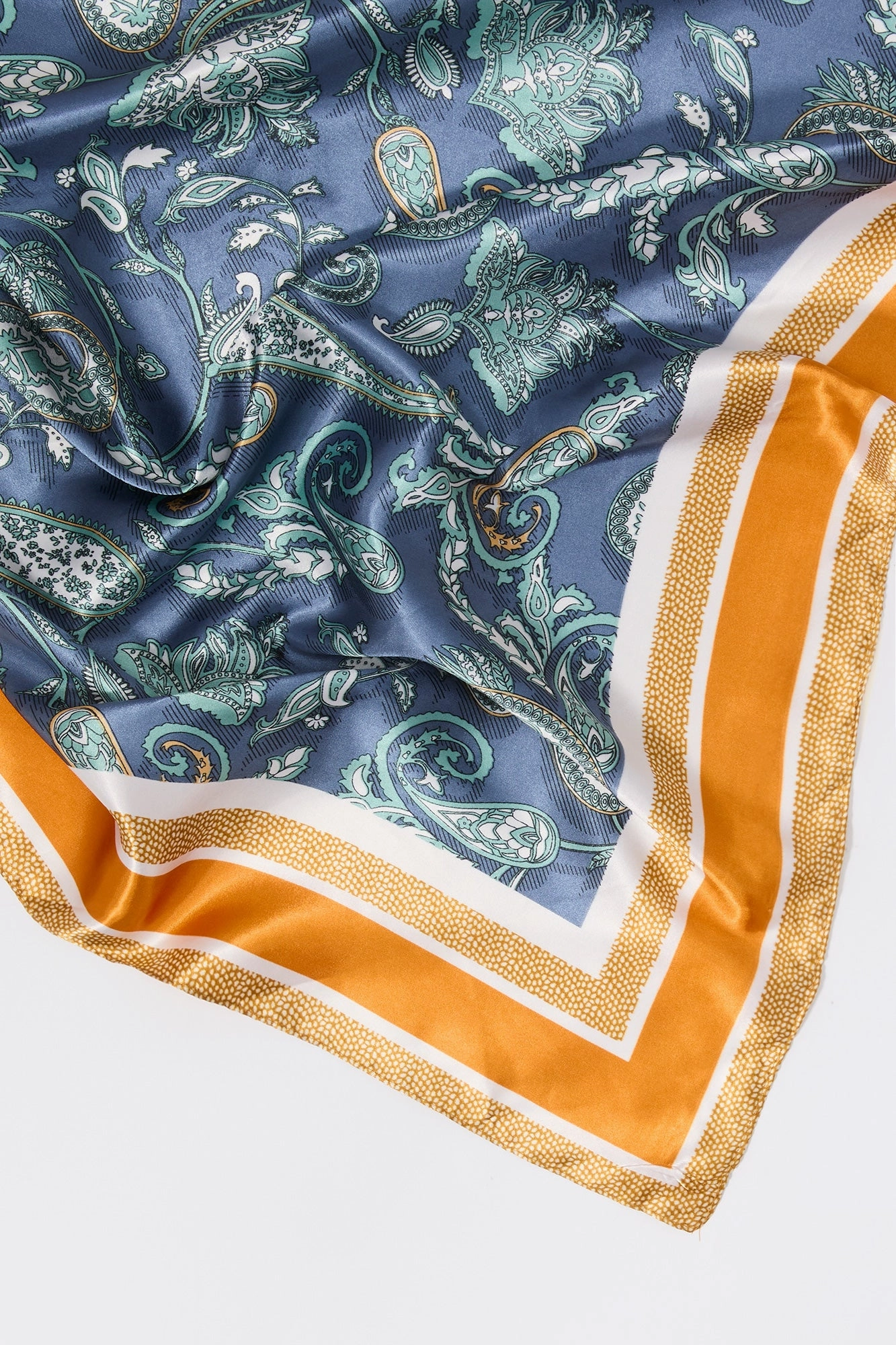 Écharpe multifaçons en satin avec bordure à motif cachemire