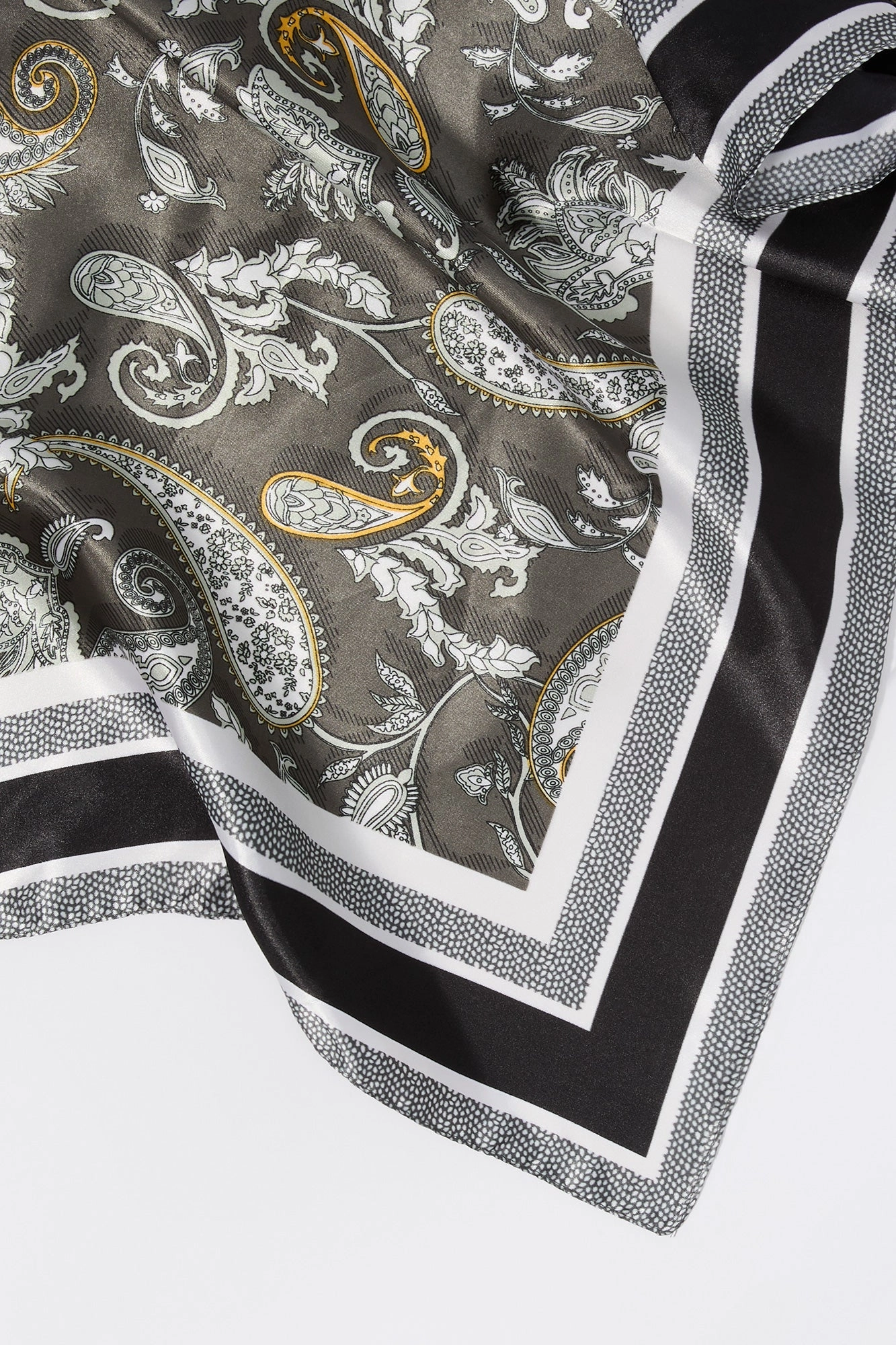 Écharpe multifaçons en satin avec bordure à motif cachemire