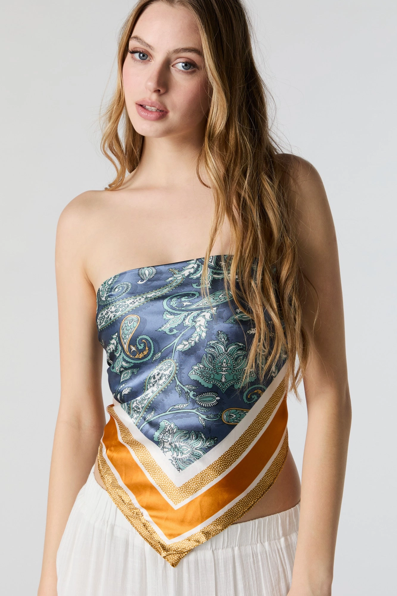 Écharpe multifaçons en satin avec bordure à motif cachemire